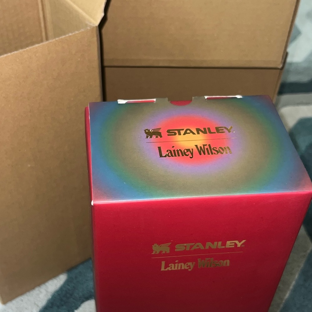 Stanley x Lainey Wilson Limited Edition tumbler IN HAND - Picture 5 of 5